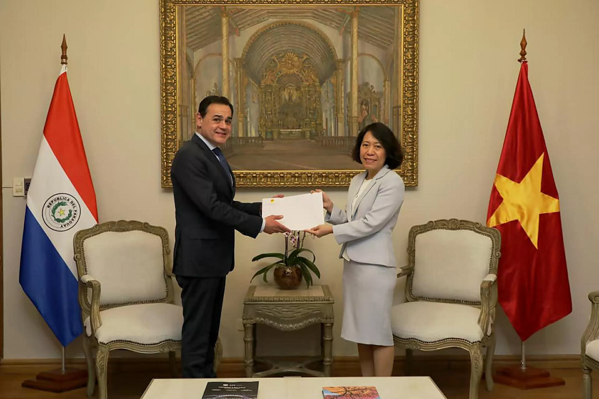 Đại sứ Ngô Minh Nguyệt trình Thư ủy nhiệm lên Tổng thống Paraguay
