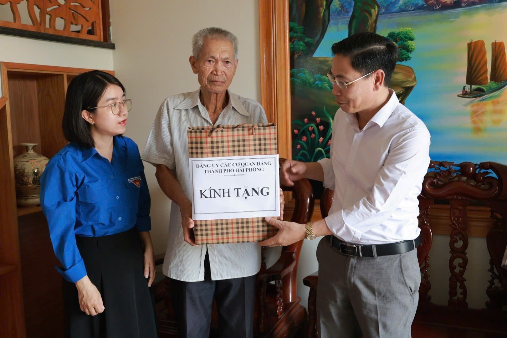 គណៈកម្មាធិការបក្សនៃទីភ្នាក់ងារបក្សទីក្រុង Hai Phong ផ្តល់អំណោយដល់គ្រួសារគោលនយោបាយ