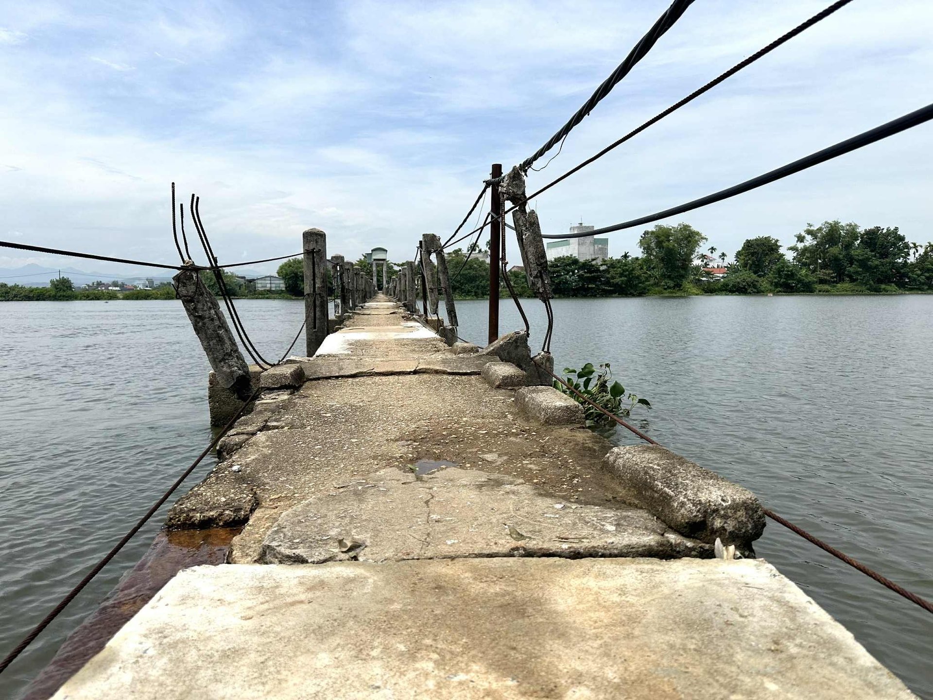 ស្ពាន Mang បាន​ខូច​ខាត​យ៉ាង​ធ្ងន់ធ្ងរ។