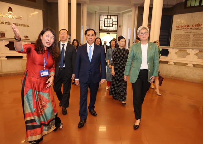 Phó Thủ tướng Bùi Thanh Sơn và Bộ trưởng Ngoại giao Australia Penny Wong tham quan Bảo tàng Lịch sử quốc gia - Ảnh 3.