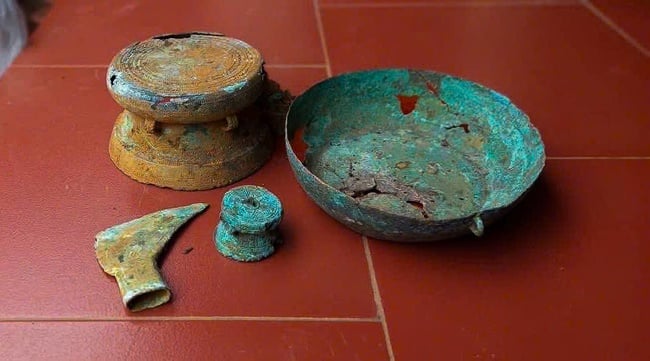 Một gia đình nông dân ở Phú Thọ, phát hiện cổ vật từ thời văn hóa Đông Sơn, niên đại trên 2.500 năm.  - Ảnh 1.