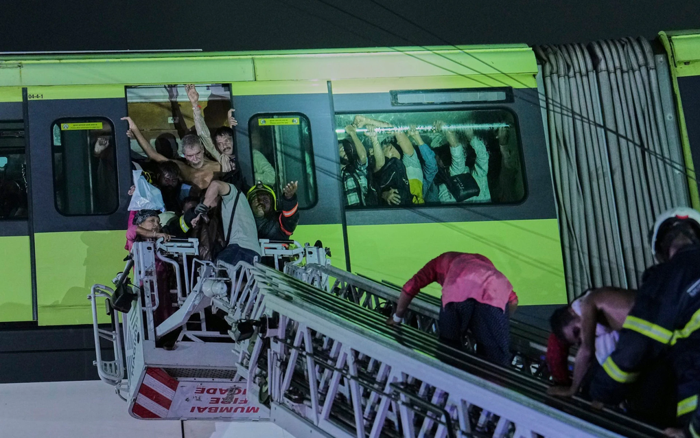 Tàu chở 582 khách bị ngắt điện dưới mưa, hàng chục người ngạt thở cầu cứu - 2