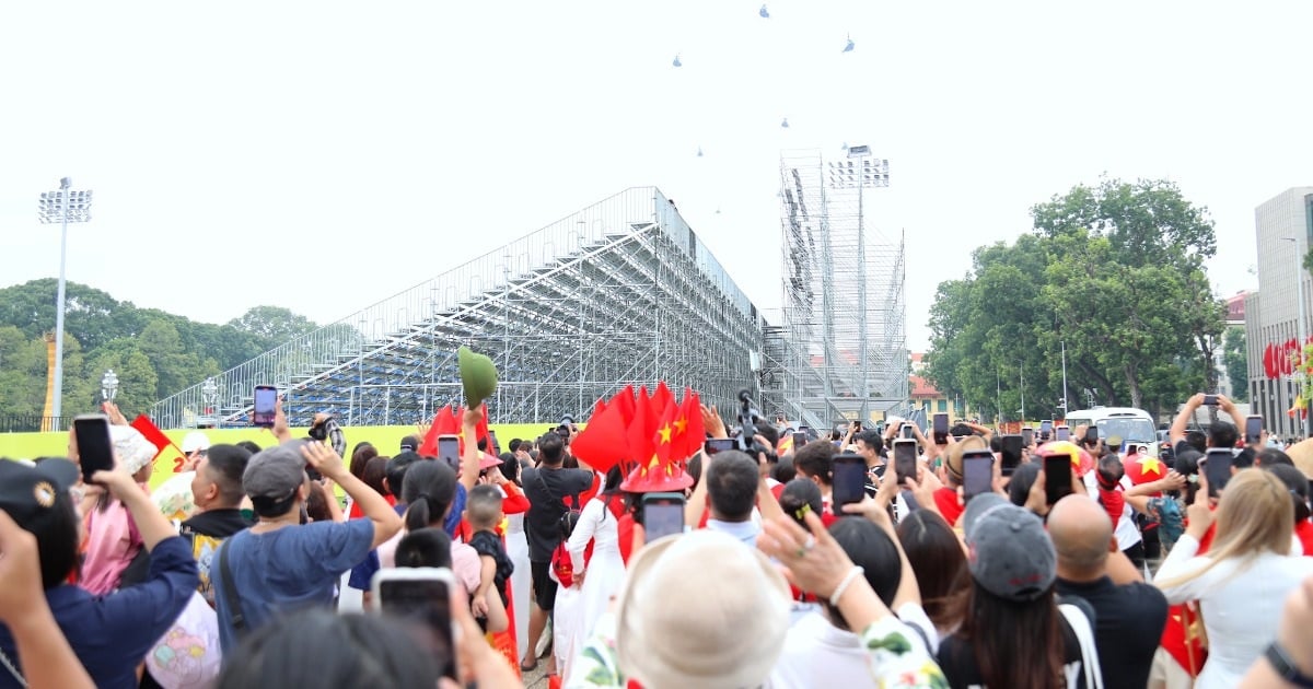 Khách Tây phấn khích xem trực thăng bay ở Hà Nội: "Việt Nam quá tuyệt vời"