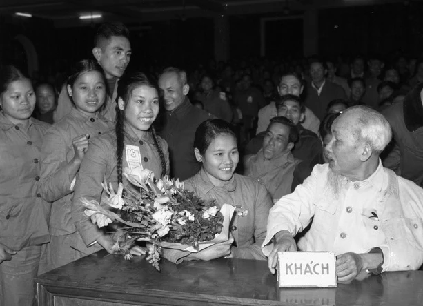 Nhiều hiện vật về cuộc chiến diệt 'giặc dốt' lần đầu tiên được công bố