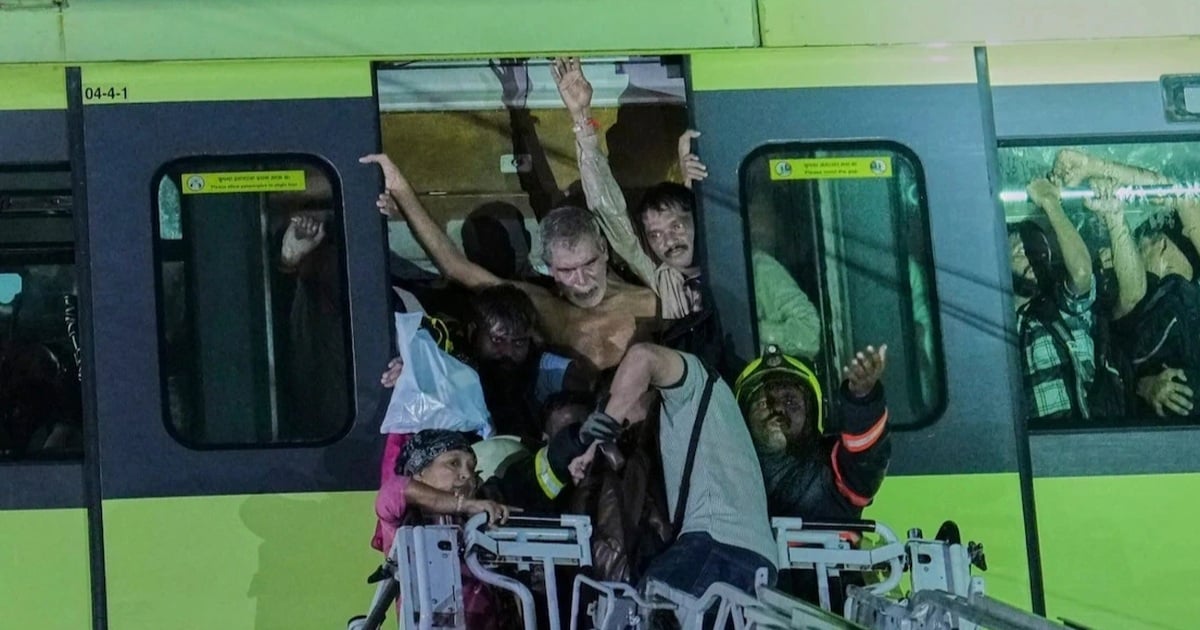 Train carrying 582 passengers lost power in the rain, dozens of people suffocated and called for help