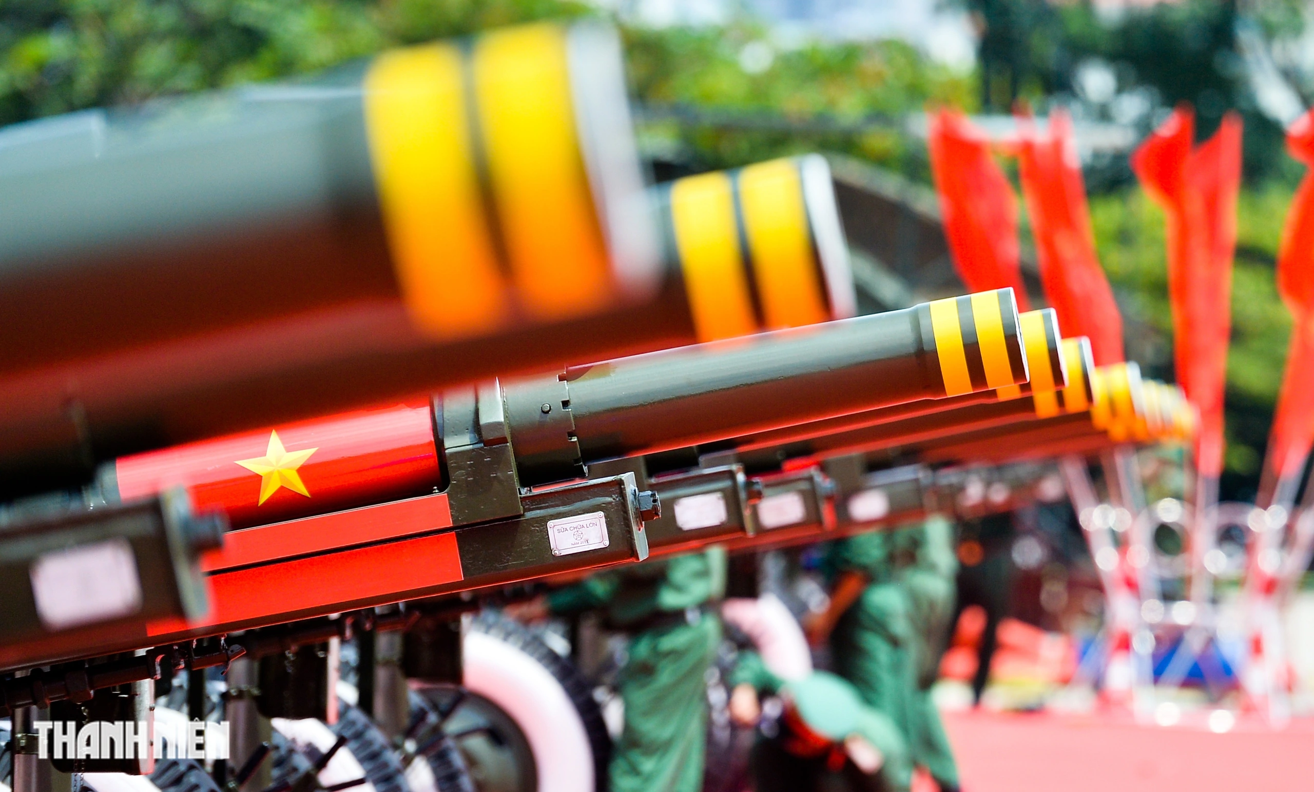 Image of the battlefield with 15 ceremonial cannons ready to fire in preparation for National Day, September 2