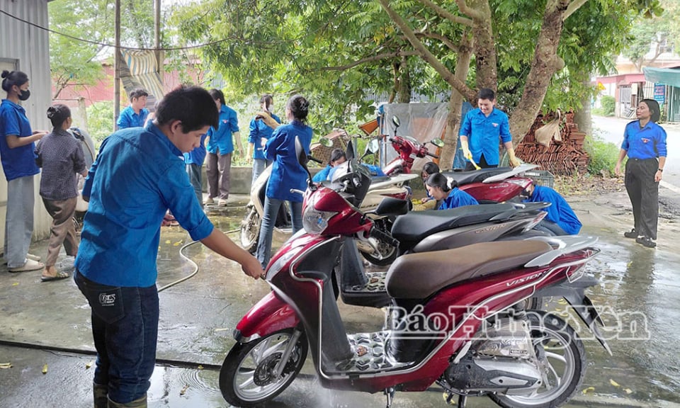 Tien La Commune Youth Union "Car wash fundraiser - helping children go to school"