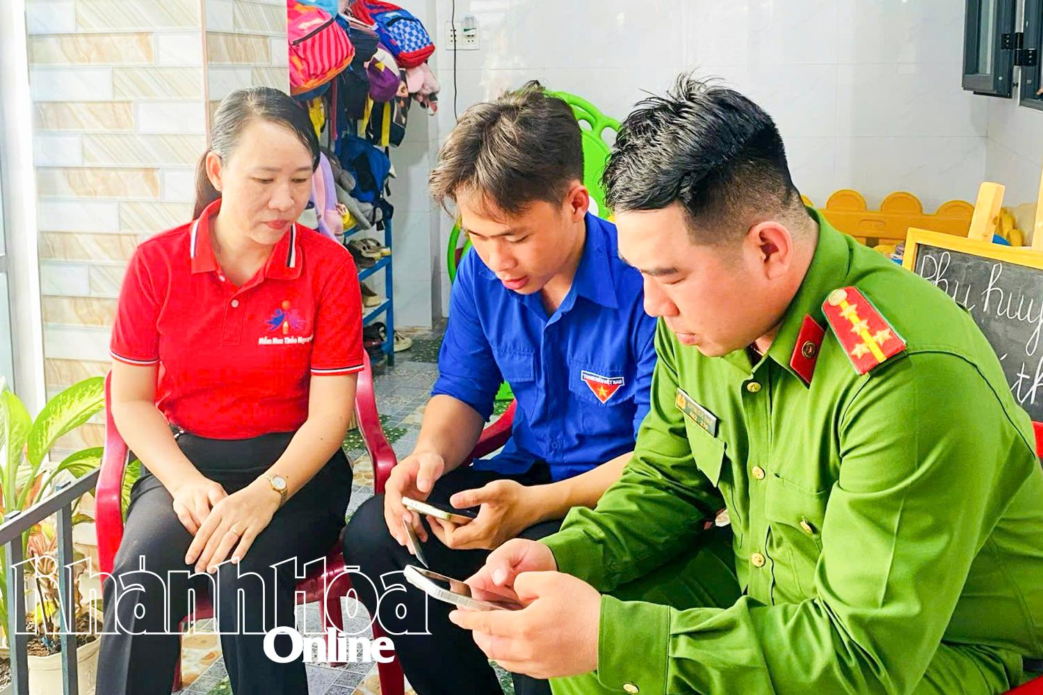 Đoàn viên, thanh niên phường Ninh Chử hướng dẫn người dân tiếp cận 
và sử dụng các dịch vụ công trực tuyến. 
