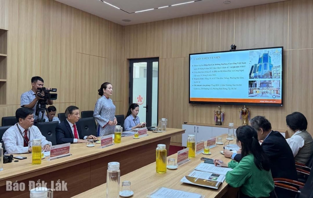 នាយកវិទ្យាស្ថានអប់រំ និងសេដ្ឋកិច្ចអន្តរជាតិ ណែនាំគំរូបង្រៀន OMO ។