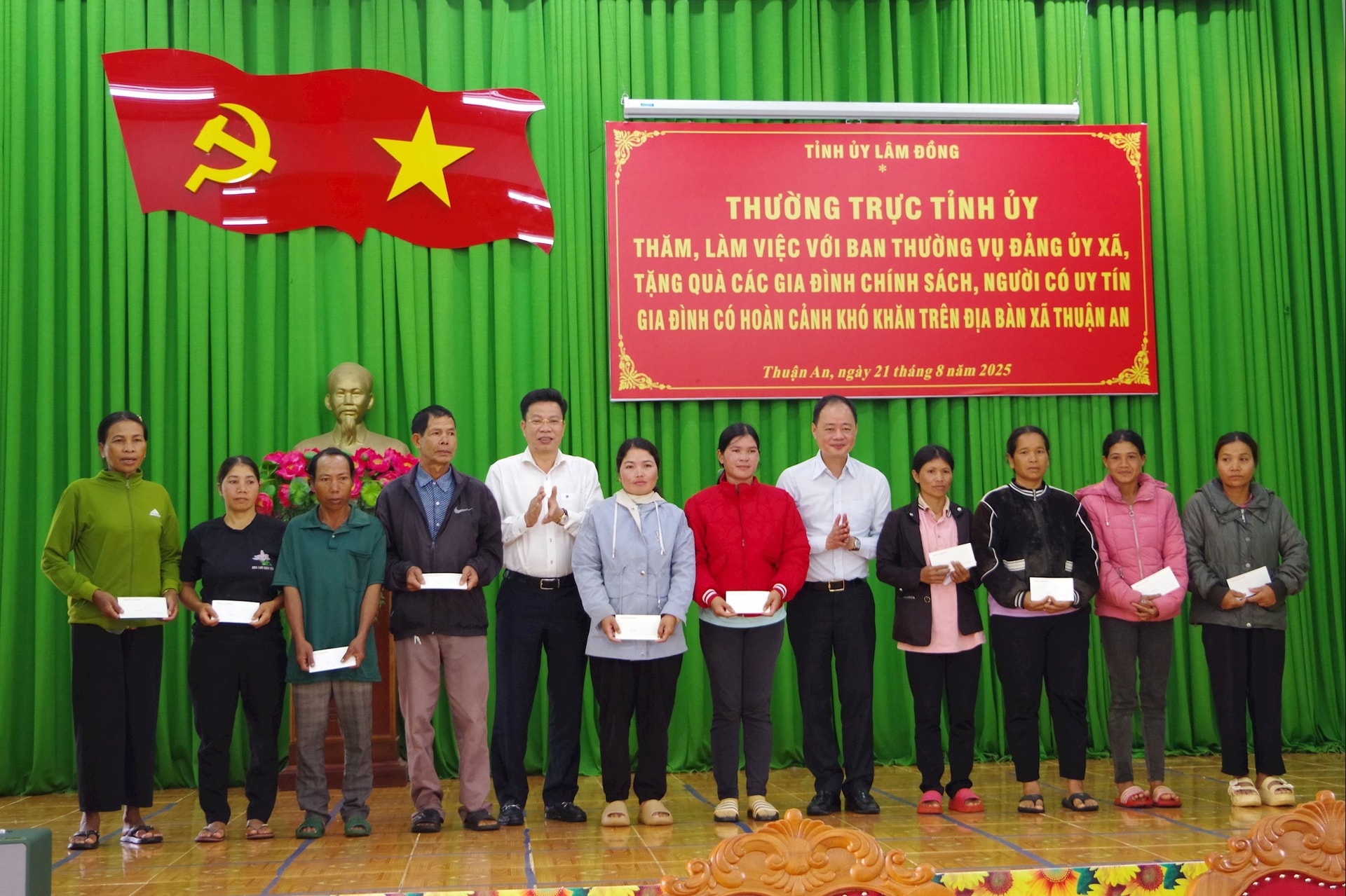 Đồng chí Trần Hồng Thái, Phó Bí thư Tỉnh ủy, Chủ tịch HĐND tỉnh và đồng chí Lưu Văn Trung, Phó Bí thư Tỉnh ủy tặng quà tới các hộ dân khó khăn (Ảnh: Thanh Hải)