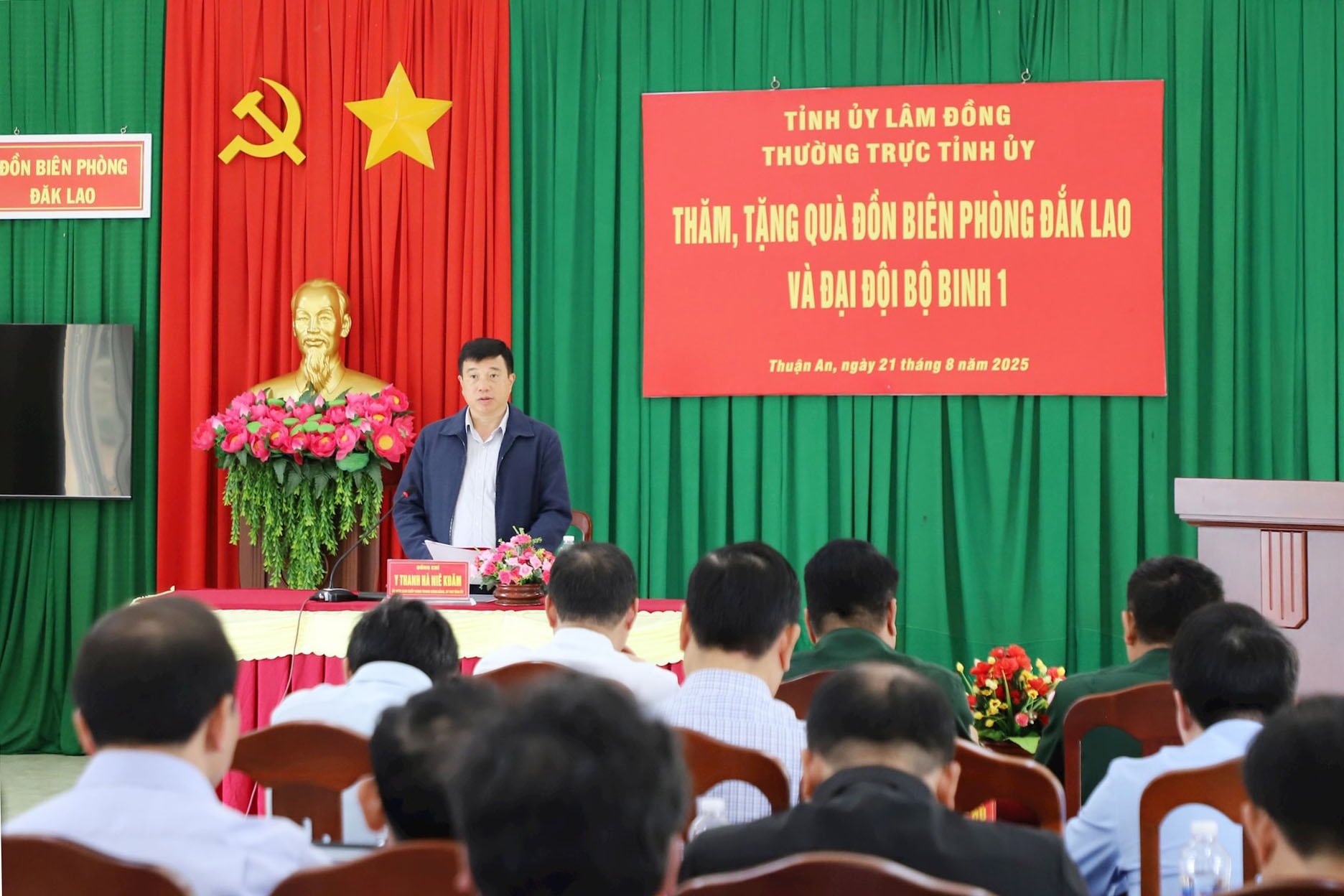 Đồng chí Y Thanh Hà Niê Kđăm, Ủy viên Ban Chấp hành Trung ương Đảng, Bí thư Tỉnh ủy, Trưởng Đoàn ĐBQH tỉnh Lâm Đồng làm việc Đồn Biên phòng Đắk Lao và Đại đội Bộ binh 1