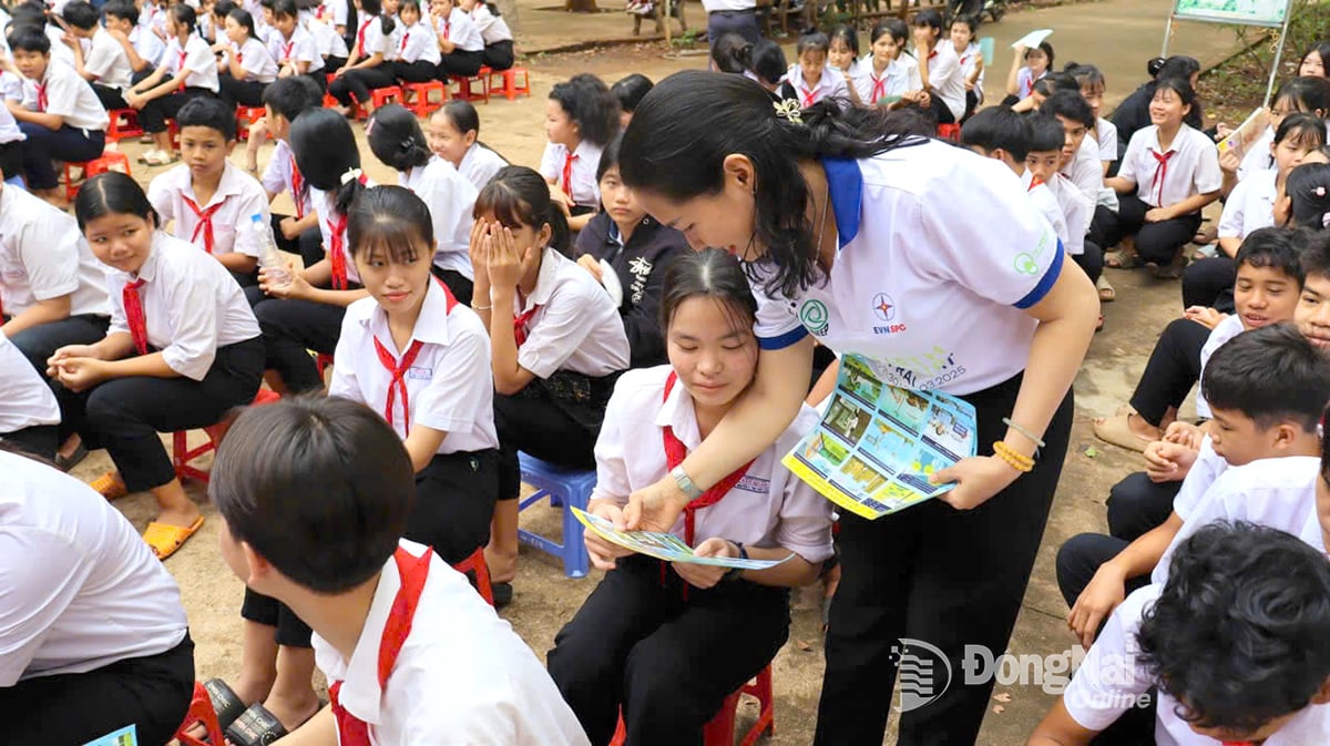 Propagandaaktionen zum Stromsparen an der Tan Quan Grund- und Sekundarschule in der Gemeinde Tan Quan (Provinz Dong Nai). Foto: Ngoc An  