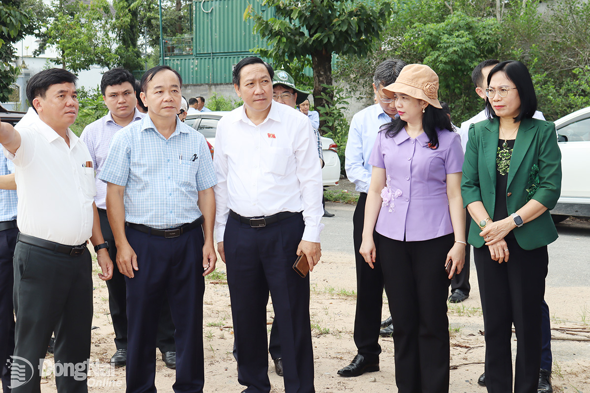 성(省) 국회 대표단 지도부와 성(省) 인민위원회 지도부가 동나이성 푸옥안(Phuoc An) 마을에서 진행된 프로젝트를 시찰했습니다. 사진: 레 안  
