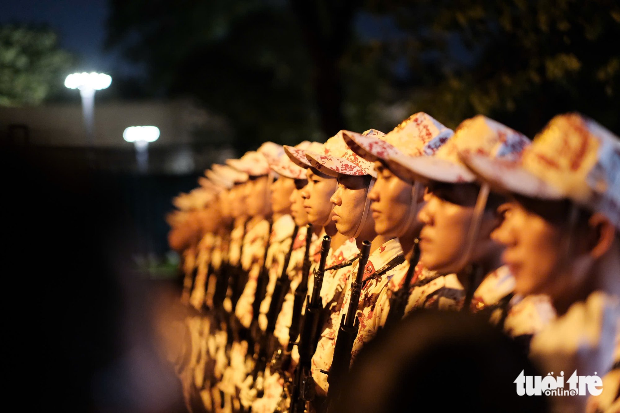 (ផ្សាយផ្ទាល់) មនុស្សរាប់ម៉ឺននាក់ធ្វើព្យុហយាត្រាយោធា និងដង្ហែក្បួននៅទីលាន Ba Dinh