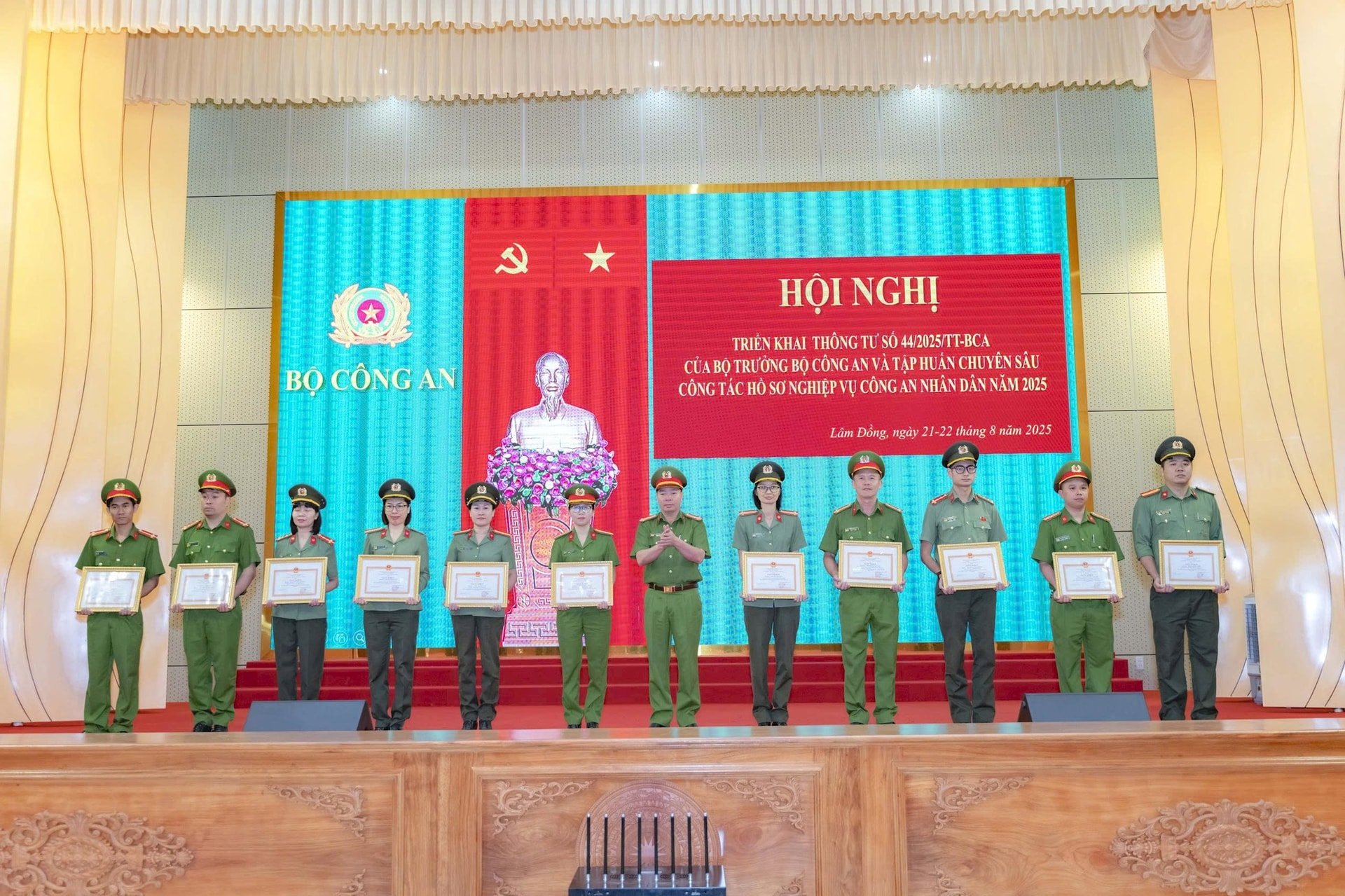 Đại tá Nguyễn Tường Vũ - Phó Giám đốc Công an tỉnh trao các quyết định khen thưởng của Công an tỉnh Lâm Đồng cho các cá nhân