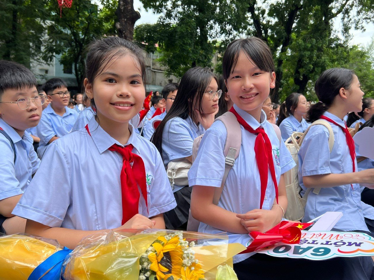 Các trường học nội đô cho học sinh nghỉ học và mở cửa cho người dân, du khách tạm nghỉ ngơi.