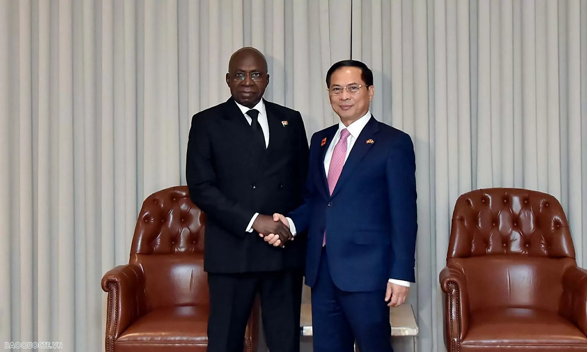 Phó Thủ tướng, Bộ trưởng Ngoại giao Bùi Thanh Sơn gặp Bộ trưởng Ngoại giao Angola Téte António. (Ảnh: Quang Hòa)