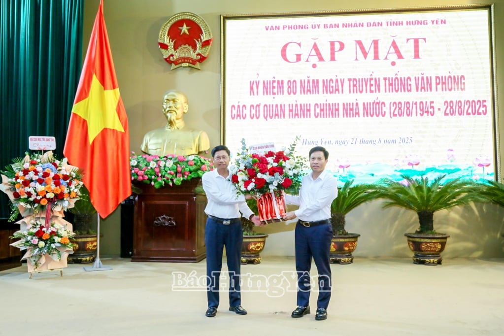អនុប្រធានគណៈកម្មាធិការប្រជាជនខេត្ត លោក Lai Van Hoan អញ្ជើញដាក់កម្រងផ្កាអបអរសាទរថ្នាក់ដឹកនាំការិយាល័យគណៈកម្មាធិការប្រជាជនខេត្ត។