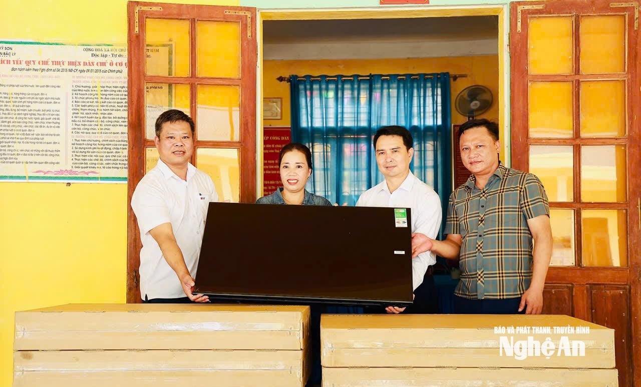 Báo và PTTH Nghệ An- Hội Golf Đà Nẵng trao hỗ trợ ngành giáo dục Bắc Lý
