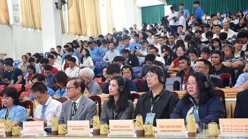 Hơn 300 đại biểu trong nước và quốc tế tham dự hội thảo về Phát triển bền vững trong bối cảnh chuyển đổi số