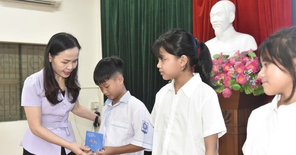 Ha Tinh: Awarding scholarships and sponsorship funds to children in difficult circumstances