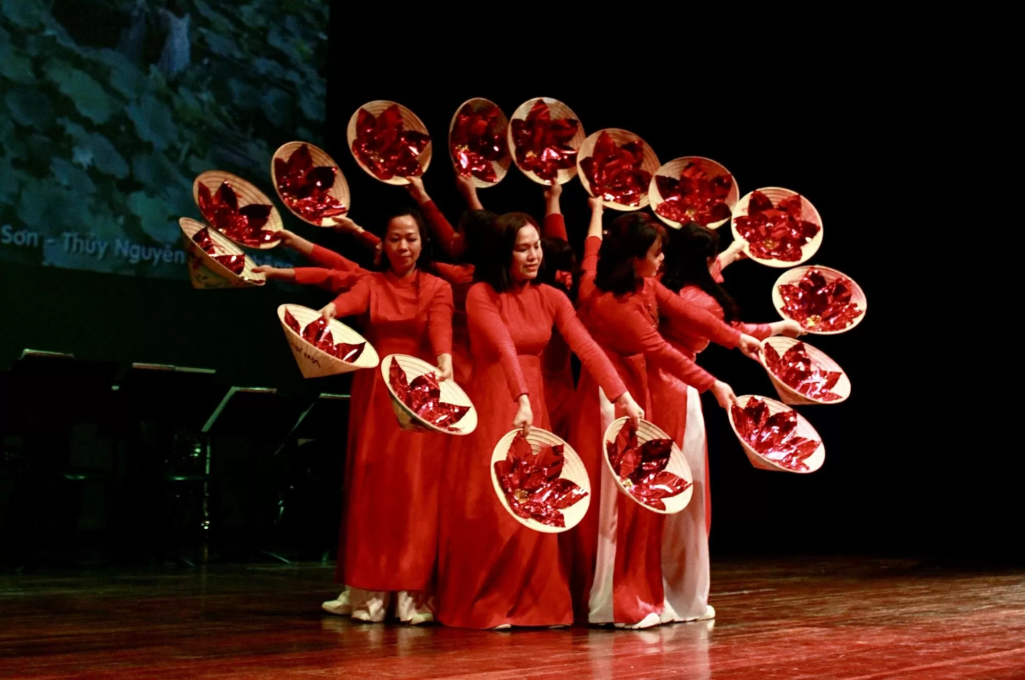 Múa HỒ CHÍ MINH ĐẸP NHẤT TÊN NGƯỜI do tập thể nữ cán bộ CQDD biểu diễn