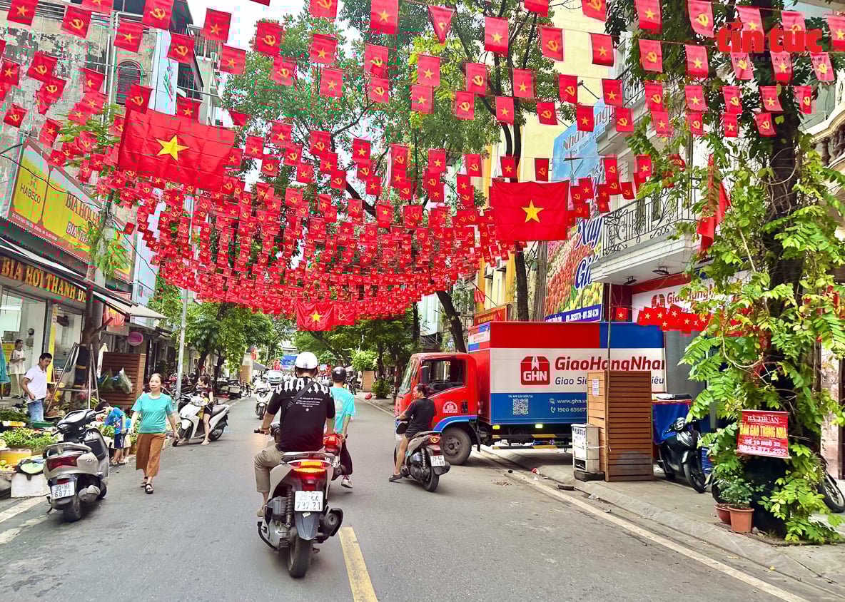 Phố phường được trang hoàng rực rỡ, cờ đỏ sao vàng tung bay tạo nên không khí rạo rực, tưng bừng.
