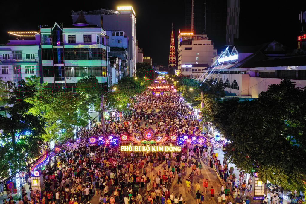 La calle peatonal Kim Dong atrae a turistas que quieren vivirla cuando viajan a Cao Bang.