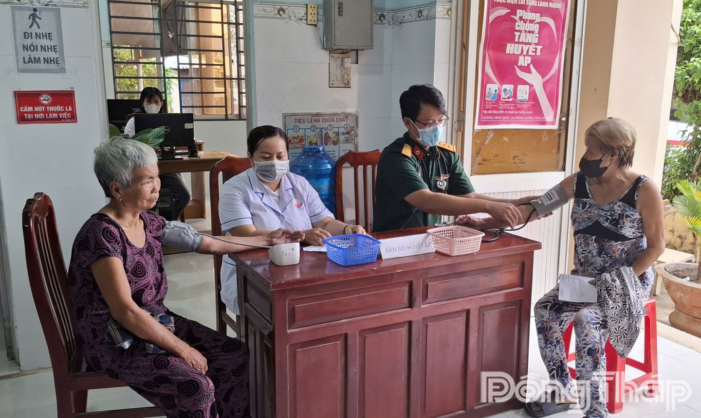 Xã Tân Hộ Cơ: Khám bệnh, cấp thuốc miễn phí và tặng quà cho người dân