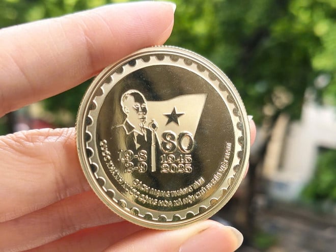 조국 옆에 호치민 대통령의 사진과 로고가 있는 기념 동전 앞면.jpg