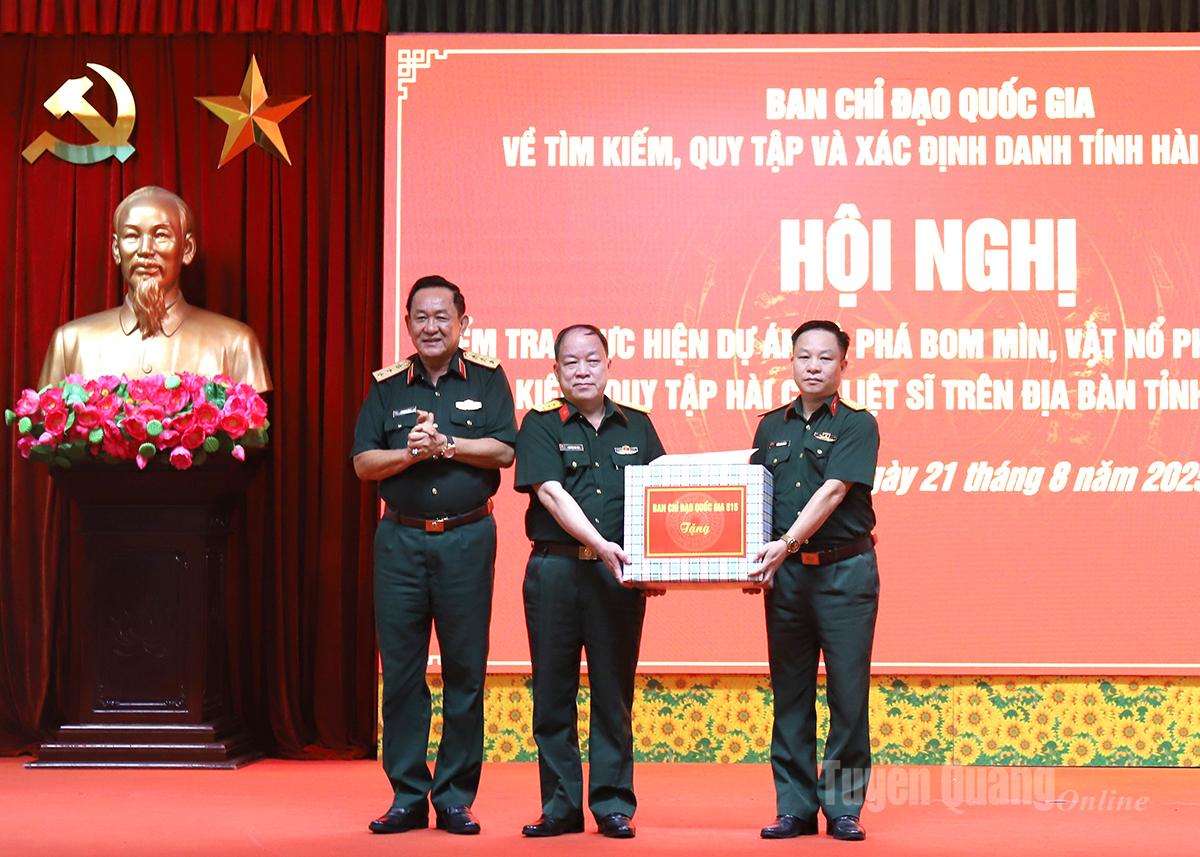 Đồng chí Thượng tướng Võ Minh Lương, Ủy viên BCH TƯ Đảng, Thứ trưởng Bộ Quốc phòng tặng quà Đội tìm kiếm, quy tập hài cốt liệt sỹ tỉnh.