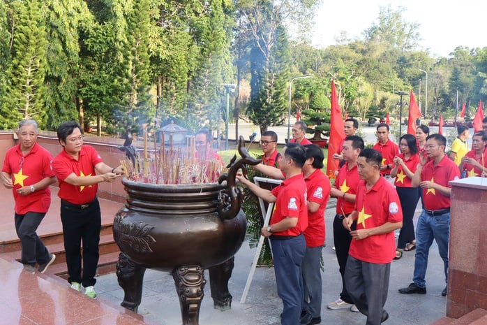 Hình ảnh Chi bộ Tòa soạn Báo Người Lao Động về nguồn tại Côn Đảo- Ảnh 5.