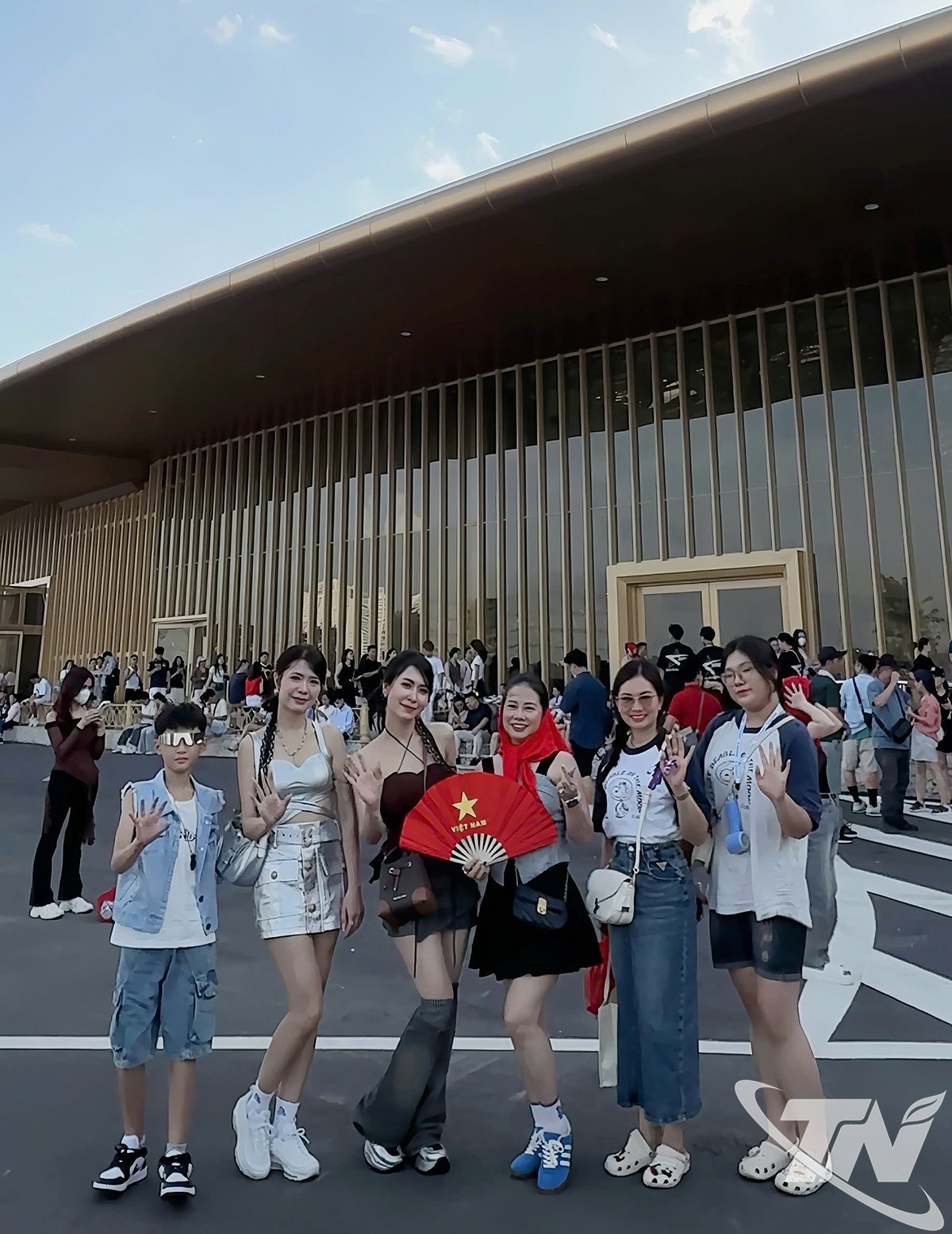 Nhóm bạn trẻ Thái Nguyên có mặt từ sớm để tham dự chương trình
V Concert - Rạng rỡ Việt Nam.
