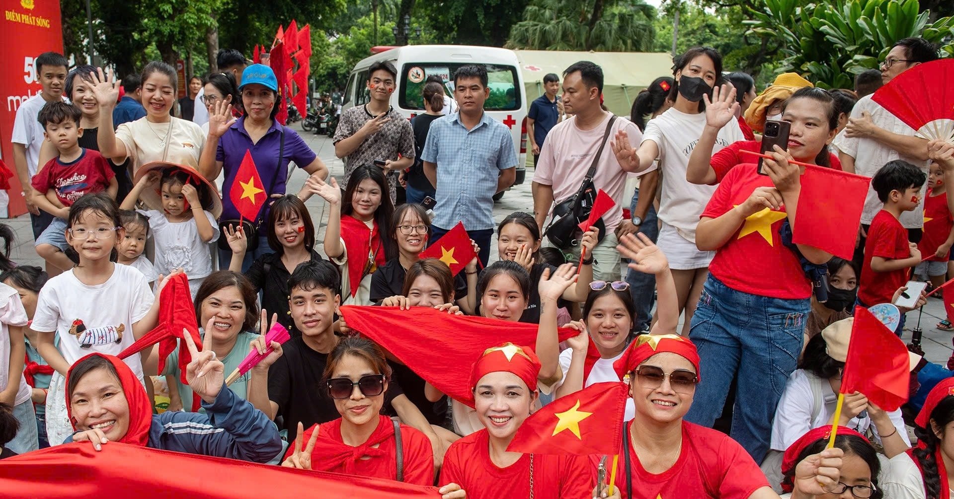 Hàng nghìn người chờ từ sáng sớm xem hợp luyện diễu binh tối nay