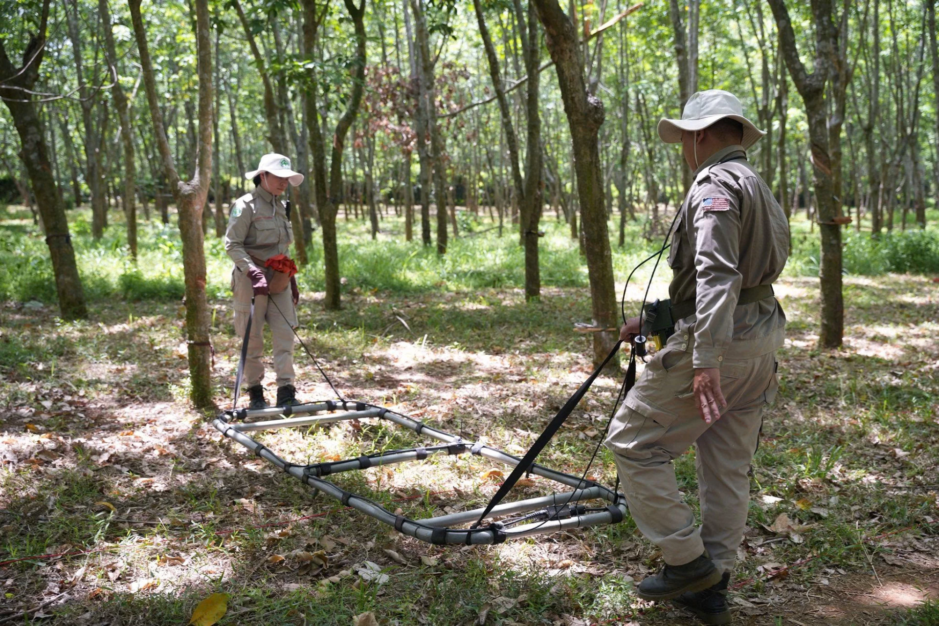 Clearing bombs and mines on nearly 600,000 m2 of land in Vinh Hoang commune
