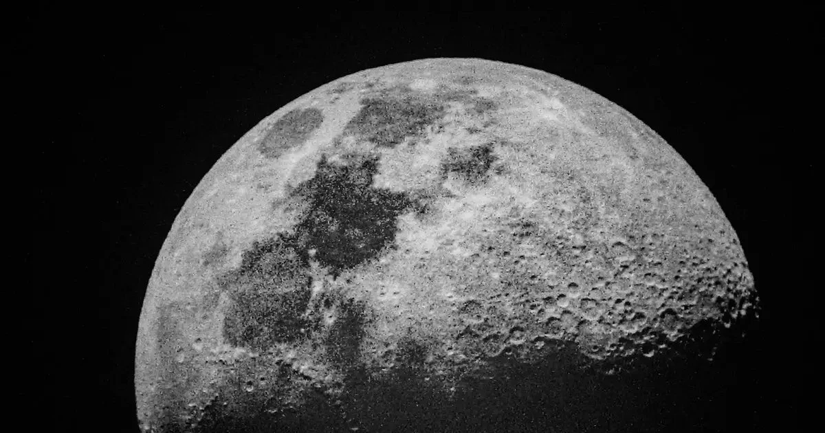 Una rara luna negra aparece en el cielo el 23 de agosto