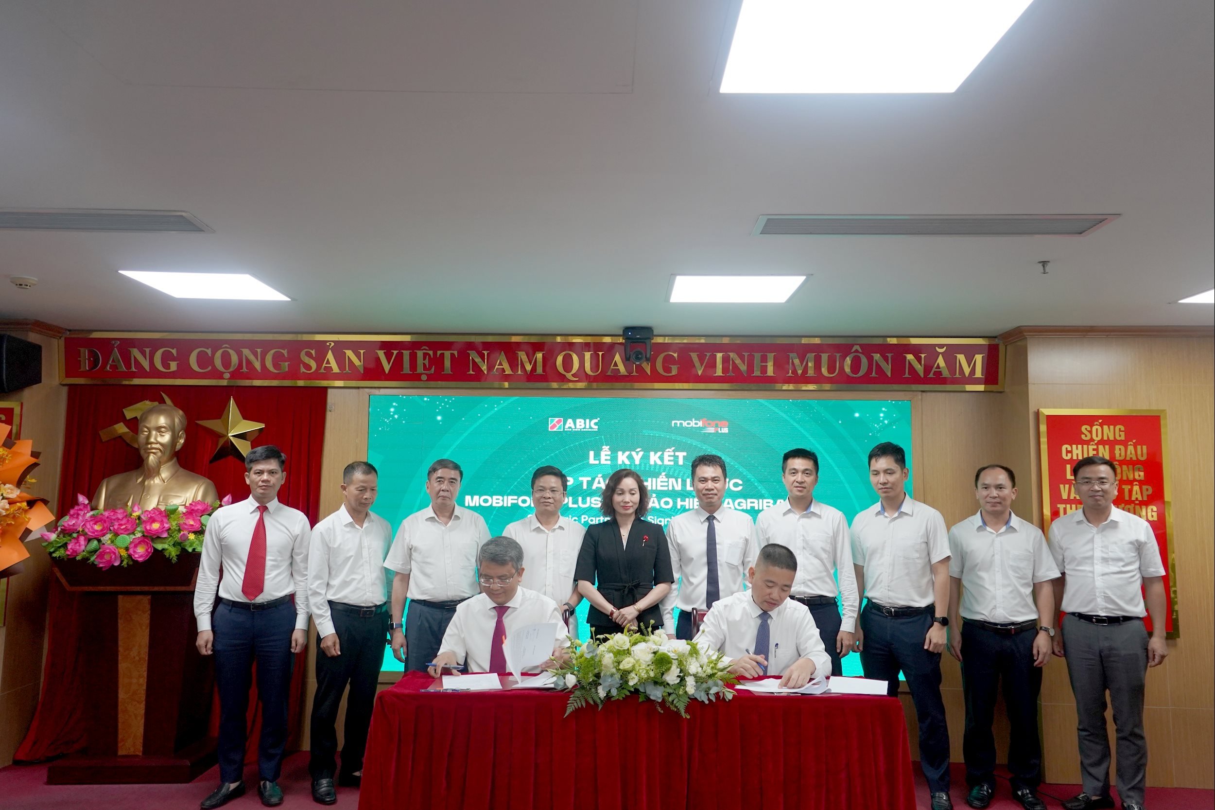 Agribank Insurance and Mobifone Plus sign comprehensive cooperation