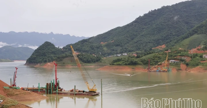 Trên công trường thi công cầu Hòa Sơn