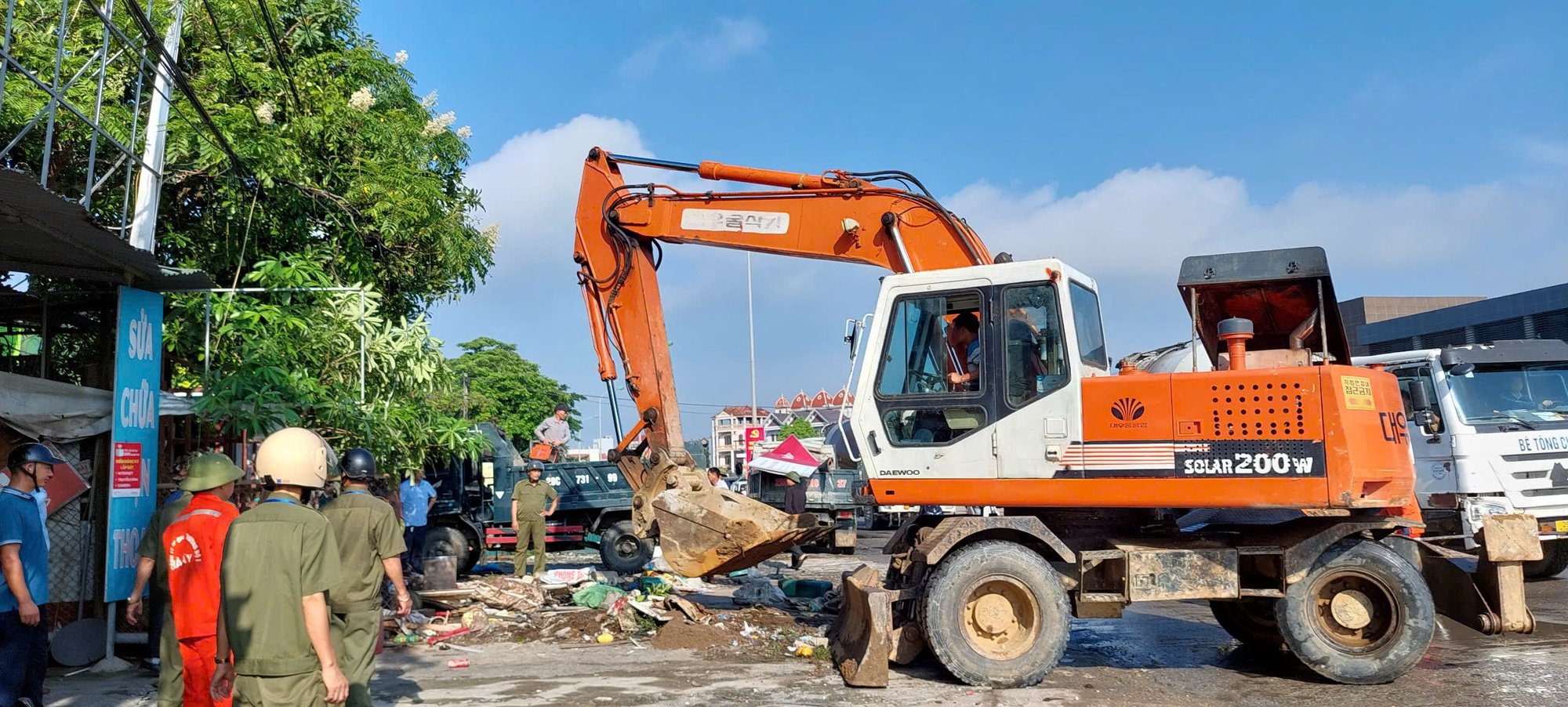 Xã Phú Nghĩa: Ra quân giải tỏa hành lang, chống lấn chiếm vỉa hè, lòng, lề đường- Ảnh 4.