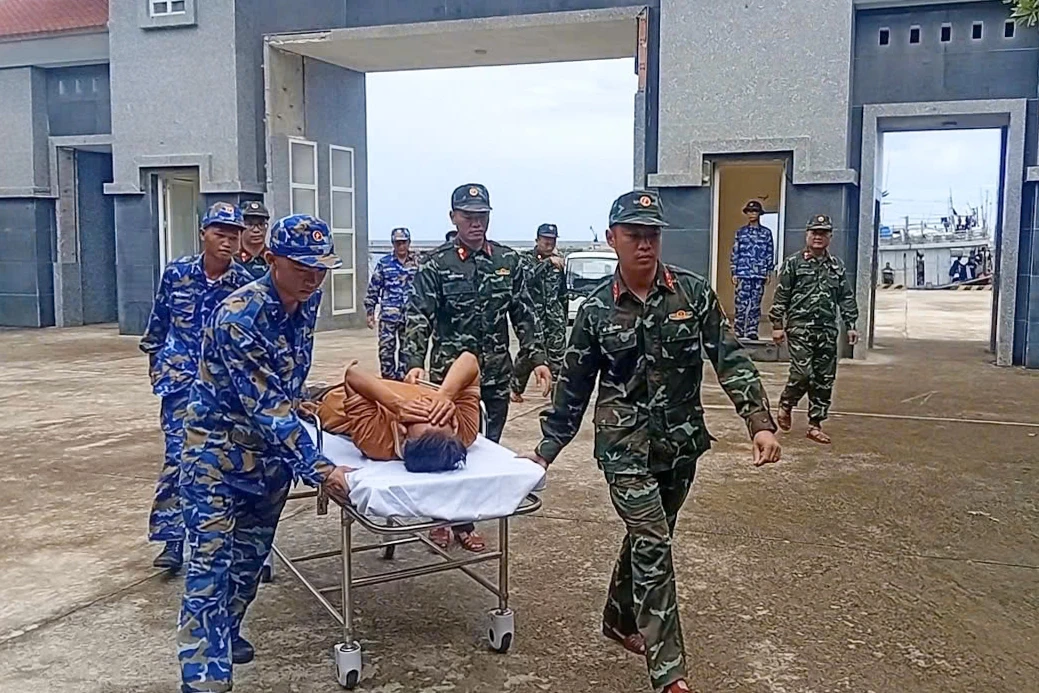 Bệnh nhân được đưa vào bệnh xá đảo cấp cứu.