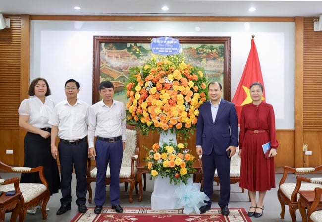 Thứ trưởng Thường trực Lê Hải Bình tiếp đoàn lãnh đạo Tạp chí Cộng sản thăm và chúc mừng Bộ VHTTDL nhân 80 năm Ngày truyền thống Ngành Văn hóa - Ảnh 5.