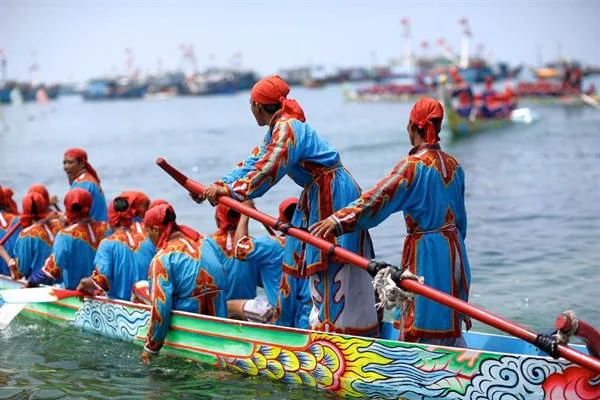 Lễ Khao lề thế lính Hoàng Sa là một nghi lễ truyền thống của người dân Lý Sơn, tỉnh Quảng Ngãi.