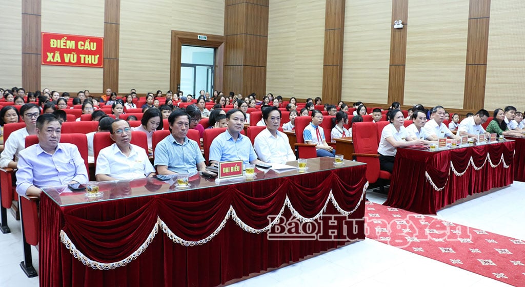 Các đại biểu tham dự chương trình.