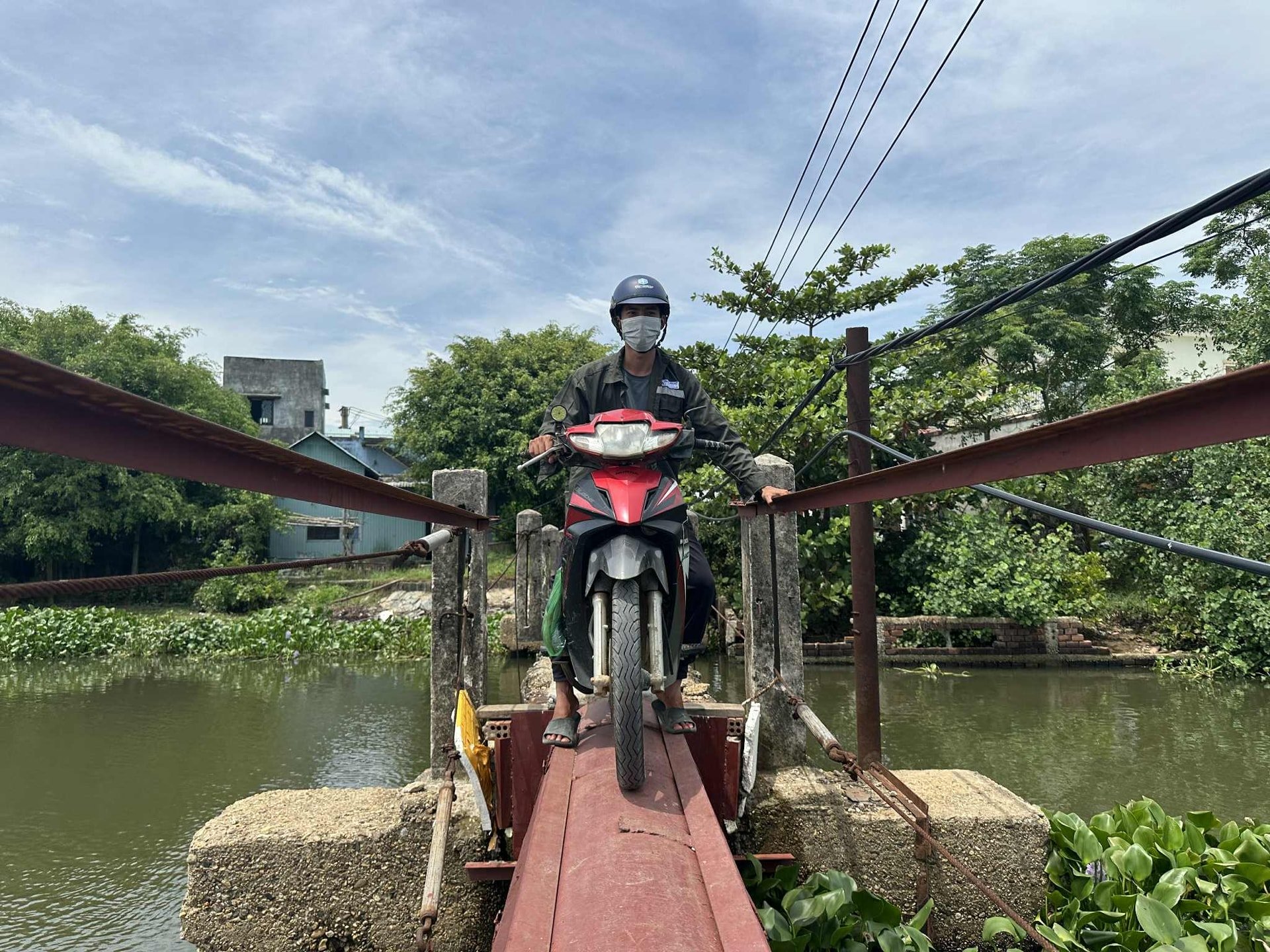 មនុស្ស​ជា​ច្រើន​នៅ​តែ​ប្រថុយ​ជីវិត​ឆ្លង​កាត់​ស្ពាន Mang ដែល​ខូច​ខាត។ រូបថត៖ XH