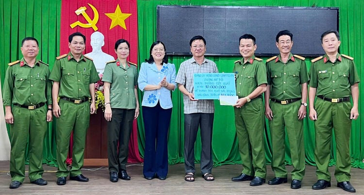 Khen thưởng Công an phường Mỹ Thới với nhiều thành tích trong công tác phòng, chống ma túy