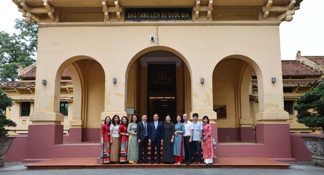 Phó Thủ tướng Bùi Thanh Sơn và Bộ trưởng Ngoại giao Australia Penny Wong tham quan Bảo tàng Lịch sử quốc gia - Ảnh 9.