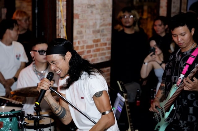 Phạm Anh Khoa 'máu lửa' khi hát rock cùng nhóm MONOCYCLE - Ảnh 2.