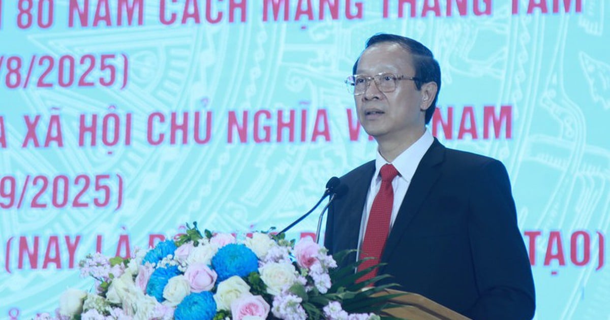 តើ​អនុរដ្ឋមន្ត្រី​ក្រសួង​អប់រំ និង​បណ្ដុះបណ្ដាល​បាន​និយាយ​អ្វីខ្លះ​អំពី​ប្រាក់​ចំណូល​របស់​គ្រូបង្រៀន​មាន​ការ​ធ្លាក់​ចុះ​ខ្លាំង​បន្ទាប់​ពី​បទប្បញ្ញត្តិ​ស្ដីពី​ការ​បង្រៀន​បន្ថែម?