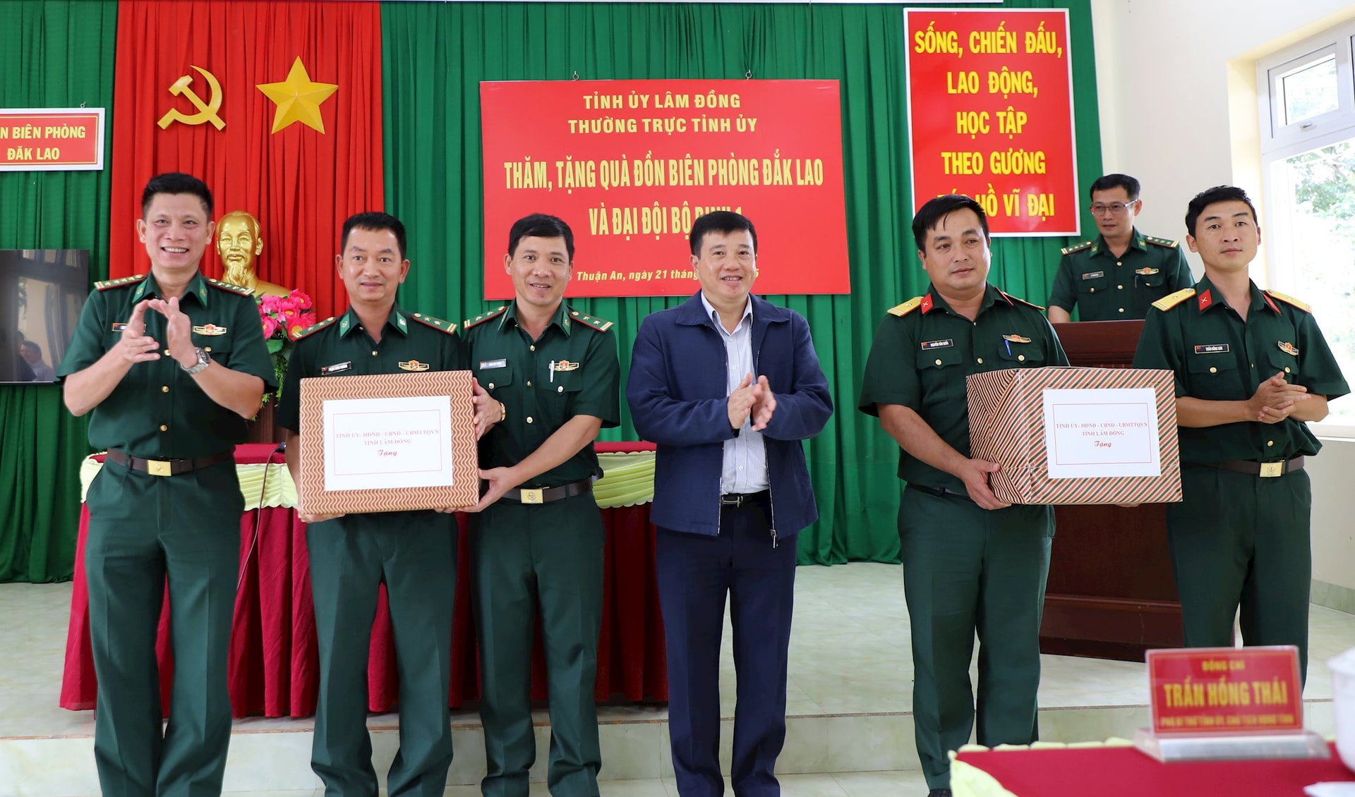 Bí thư Tỉnh ủy Lâm Đồng Y Thanh Hà Niê Kđăm tặng quà cán bộ, chiến sĩ các đơn vị
