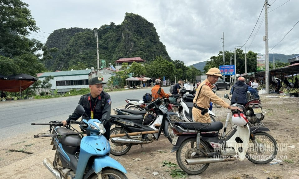 Tổ công tác của Trạm CSGT Tùng Diễn nhắc nhở, hỗ trợ người dân sắp xếp phương tiện giao thông tại chợ Nông sản Chi Lăng 
